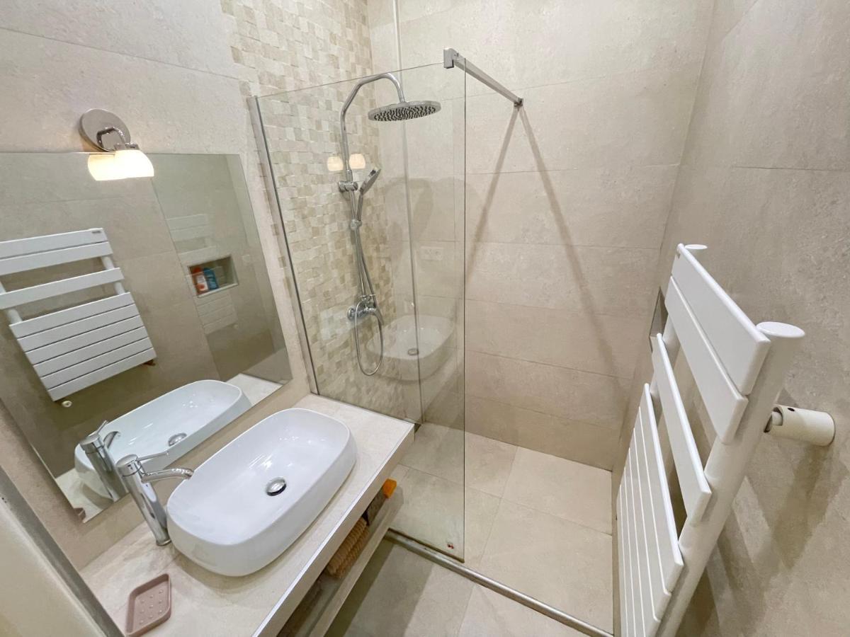 Renting - Penchienatti - Spacious - 2 Bedrooms - King Bed - View Heart Of Nice